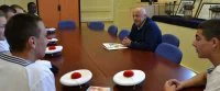 Le grand chef cuisinier Thierry Marx s'entretient avec des élèves de l'école des mousses