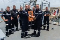 Le Premier-maître L’Her transmet le totem de la mission Corymbe au Commandant Birot 