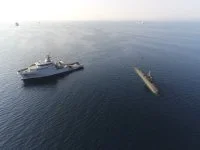 Le sous-marin Suffren et un bâtiment de soutien et d'assistance