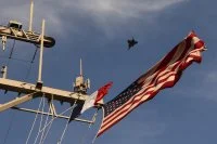 Un Rafale survolle l'USS Ross