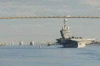 Le Charles-de-Gaulle franchit le canal de Suez