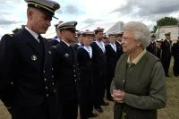 Sa Majesté la reine Elizabeth II et le bagad de Lann-Bihoué
