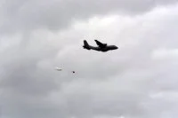 Les pièces de rechange larguées par l'avion