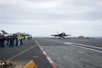 Un chasseur américain F/A-18E Super Hornet effectue un touch-and-go sur le Charles de Gaulle
