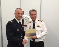 Le contre-amiral Morio de l’Isle et VADM Tim Barrett, CEMM australien