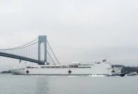 L'USNS Comfort, navire-hôpital de l'US Navy, entre dans le port de New York