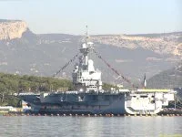 Le porte-avions Charles de Gaulle arbore le grand pavois à l’occasion du 11 novembre
