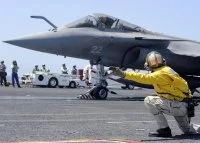 Un directeur de pont d'envol fait décoller un Rafale français depuis le Theodore Roosevelt 