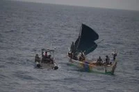 Le PM L’Her porte assistance à une pirogue en détresse