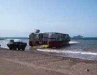 Un blindé de l'armée de terre débarque d'un EDAR du Mistral