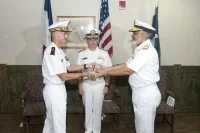 Le contre-amiral Olivier Lebas a passé le commandement de la force navale CTF 150 au contre-amiral pakistanais Naveed Ahmed Rizvi