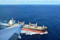 L’avion de patrouille maritime Falcon Gardian de la flottille 25F survole un cargo