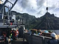 L'Arago transporte les délégations se rendant au festival des Marquises, sur l'île de Tahuata