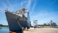 Le navire amphibie USS Oak Hill