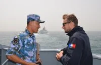 La frégate Vendémiaire effectue un exercice avec la frégate chinoise Weifan