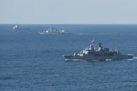 La frégate canadienne St. John’s et la frégate espagnole Almirante Juan de Borbon