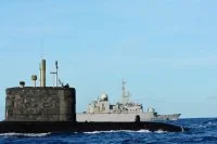 Le sous-marin canadien Chicoutimi aux côtés d’une frégate française Vendémiaire