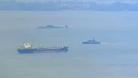 Le sous-marin nucléaire d'attaque indien INS Chakra, escorté par un destroyer russe