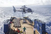 Un hélicoptère transporte la drogue saisie