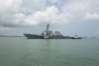 Le destroyer USS John S. McCain à son arrivée à Singapour après la collision