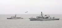 L'aviso Cdt Blaison et la frégate britannique HMS Iron Duke