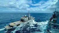 Le bâtiment ravitailleur (BRF) des forces Jacques Stosskopf effectue un ravitaillement à la mer avec la frégate de surveillance Germinal