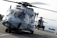 Un hélicoptère NH90 de la marine nationale et un Cougar sur le pont du HMS Bulwark