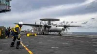 Le capitaine de vaisseau Puga, autorise avec son sabre le 1006ème catapultage de FR3