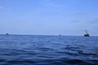 Le sous-marin Stary Oskol, et un remorqueur de haute-mer russe, escortés par la frégate britannique HMS Kent