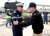 Le commandant de la Perle accueilli par le commandant de l'escadrille