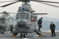 Le ministre de la défense descend de l'hélicoptère