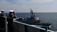 Le patrouilleur grec Mykonios, vu depuis le bâtiment de soutien Loire