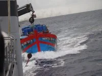 Le patrouilleur La Glorieuse suivi par un bateau de pêche illégal