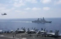 La frégate Chevalier Paul navigue en Méditerranée aux côtés du porte-avions USS George H.W. Bush