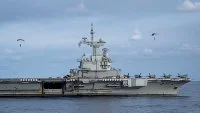 Des chuteurs opérationnels au-dessus du porte-avions Charles de Gaulle