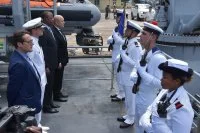 Jean-Yves Le Drian et Jaime Neto, ministre de la défense du Mozambique, accueillis à bord du Champlain
