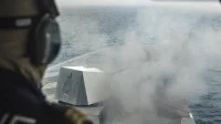 La frégate Normandie tire au canon de 76mm