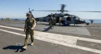 Le contre-amiral Christopher Grady, commandant du Carrier Strike Group (CSG) 1, descend d'un hélicoptère MH-60S Sea Hawk sur le pont du Charles de Gaulle