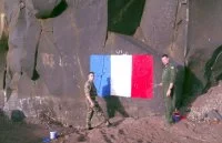 Marques de souveraineté française sur les îlots Matthew et Hunter