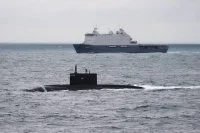 Le navire néerlandais Johan de Witt et un sous-marin russe Kilo