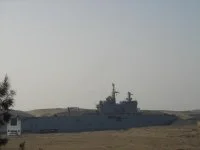 Le BPC Tonnerre, posé sur les sables du désert