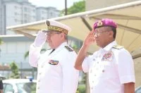 L'amiral Bernard Rogel et son homologue malaisien, l'amiral Aziz bin Jaafar