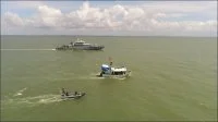 Le patrouilleur La Résolue escorte une tapouille brésilienne