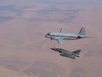 Un avion de patrouille maritime Atlantique 2 au-dessus du désert