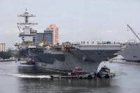 Le porte-avions USS Gerald R. Ford arrive au chantier naval de Norfolk (Virginie)