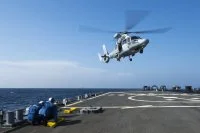 L'hélicoptère AS565 Panther du Surcouf apponte sur l'USS Stout
