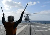 Un hélicoptère SH60 de la marine japonaise apponte sur le Forbin