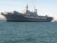 Arrivée du porte-aéronefs italien Cavour dans la rade de Toulon