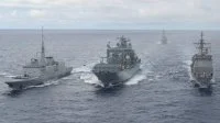 La frégate Bretagne, le ravitailleur allemand FGS Frankfurt-am-Main et le croiseur américain USS Princeton