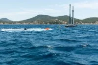 Un volontaire arrive en surface après son évacuation